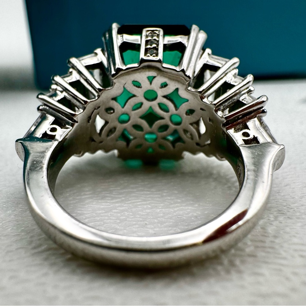 Emerald Green Silver Ring - Picture 5 of 10